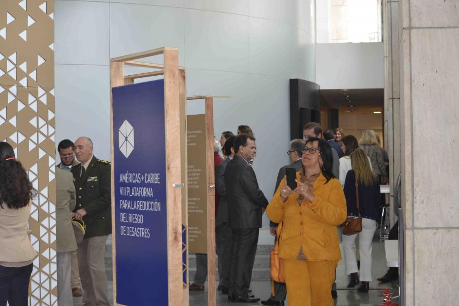 Asistentes al evento recorriendo la muestra interactiva de la Plataforma Regional 2023