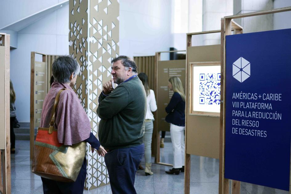 Asistentes al evento recorriendo la muestra interactiva de la Plataforma Regional 2023 Asistentes al evento recorriendo la muestra interactiva de la Plataforma Regional 2023