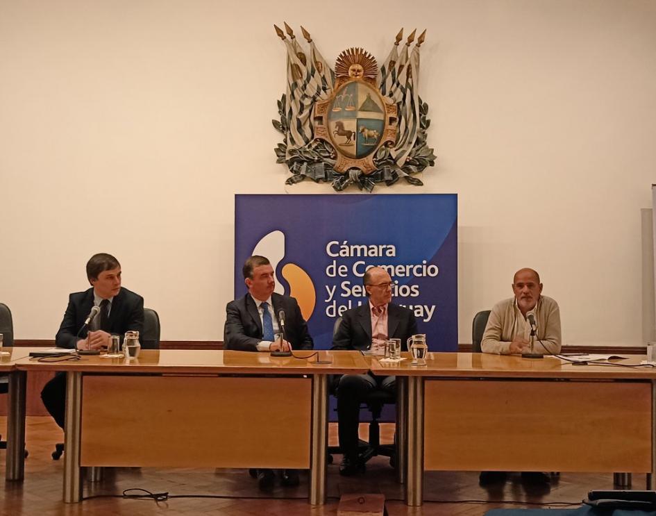 Disertantes durante el evento por el día mundial de seguridad y la salud en el trabajo