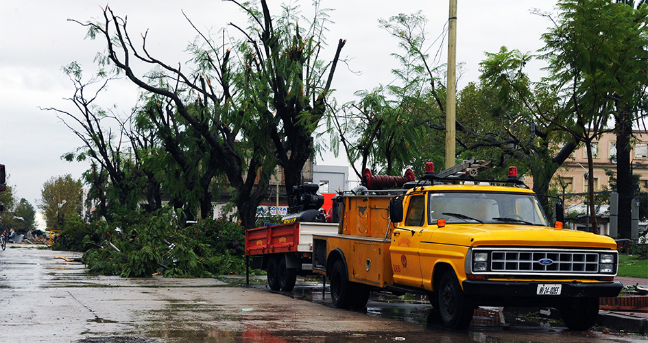 Fuente: Presidencia - Tornado en la ciudad de Dolores 15 de abril de 2016 Tornado en la ciudad de Dolores 15 de abril de 2016
