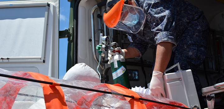 Acciones de rescate a una persona herida con síntomas de padecer COVID-19