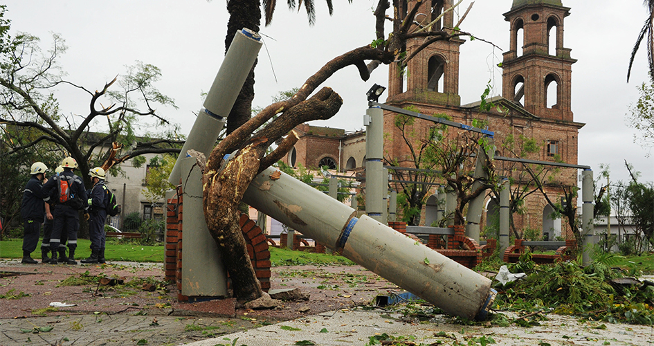 Fuente: Presidencia - Tornado en la ciudad de Dolores 15 de abril de 2016 Tornado en la ciudad de Dolores 15 de abril de 2016