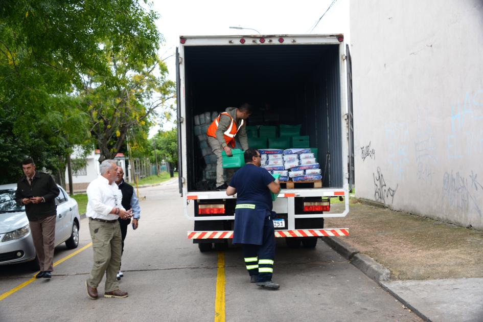 Descarga de insumos en el depósito de Desarrollo Humano de la Intendencia de Canelones Descarga de insumos en el depósito de Desarrollo Humano de la Intendencia de Canelones