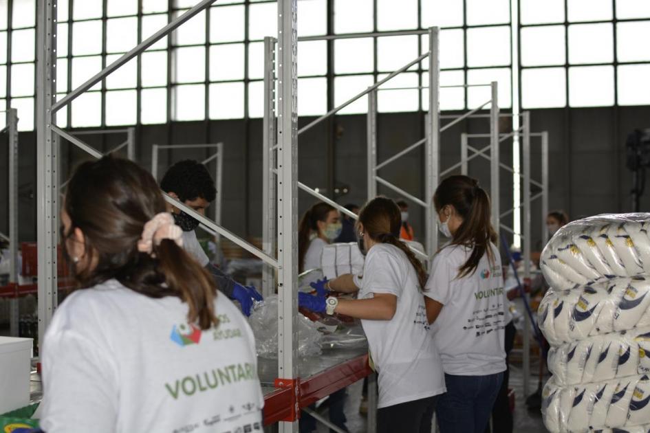 Personas voluntarias armando las 60 mil canastas con los productos donados por una veintena de empresas