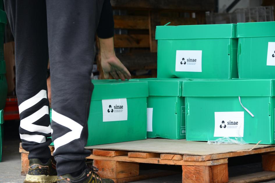 Funcionario acomodando los kits de higiene personal donados por el Sinae Funcionario acomodando los kits de higiene personal donados por el Sinae