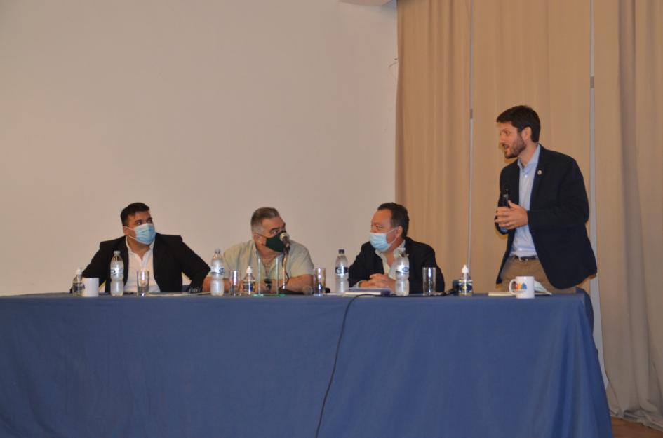 Nahuel Arenas de UNDRR presentando las iniciativas "Arise" y "Desarrollando ciudades resilientes" Nahuel Arenas de UNDRR presentando las iniciativas "Arise" y "Desarrollando ciudades resilientes"