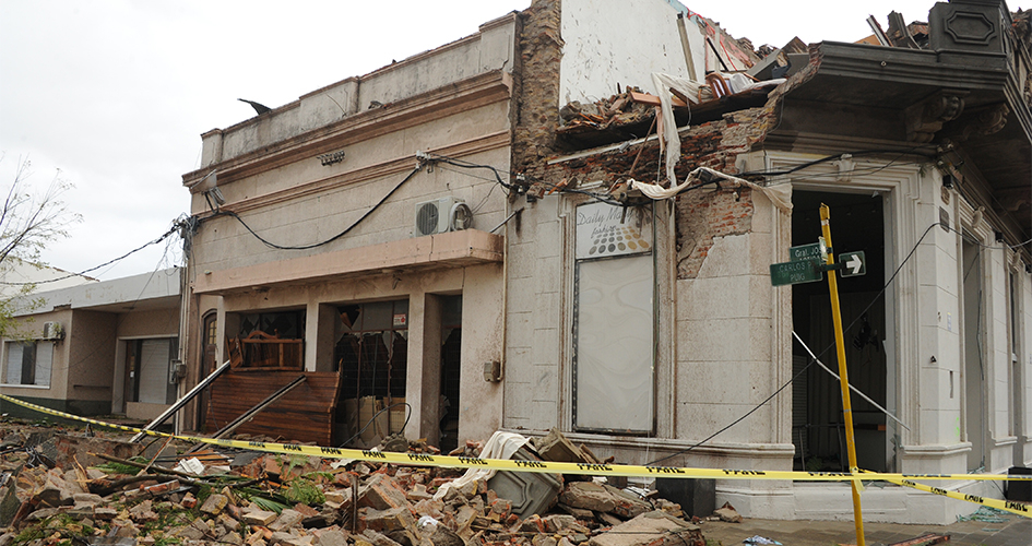 Fuente: Presidencia - Tornado en la ciudad de Dolores 15 de abril de 2016 Tornado en la ciudad de Dolores 15 de abril de 2016