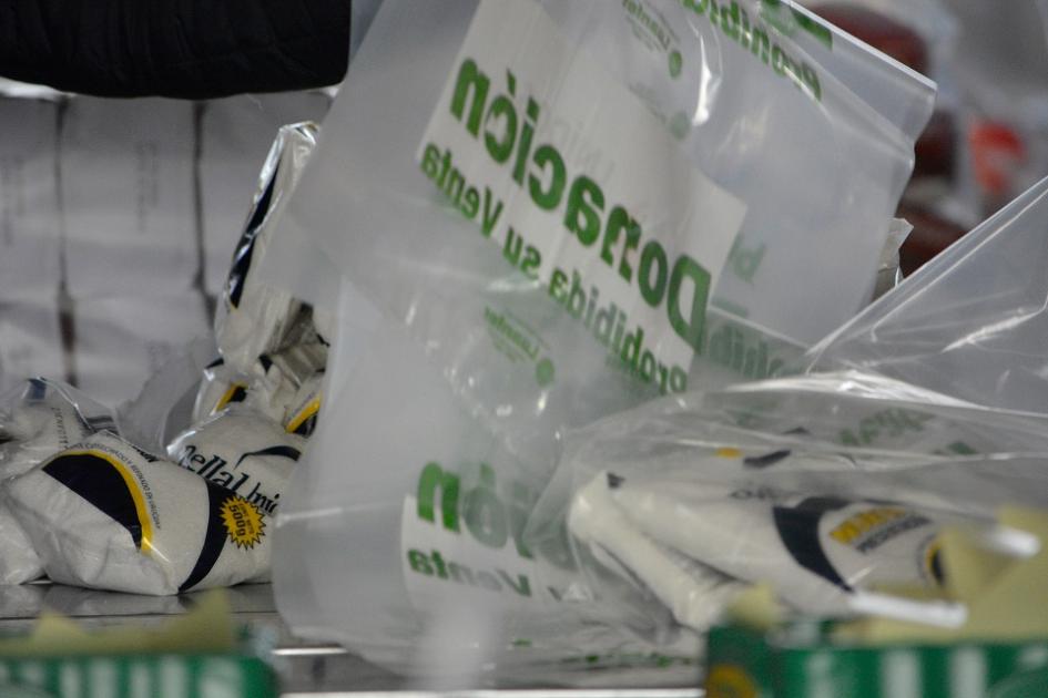 Decenas de personas voluntarias trabajan honorariamente en las instalaciones del Aeropuerto Internacional de Carrasco para cumplir con el objetivo de armar 60 mil canastas Decenas de personas voluntarias trabajan honorariamente en las instalaciones del Aeropuerto Internacional de Carrasco para cumplir con el objetivo de armar 60 mil canastas