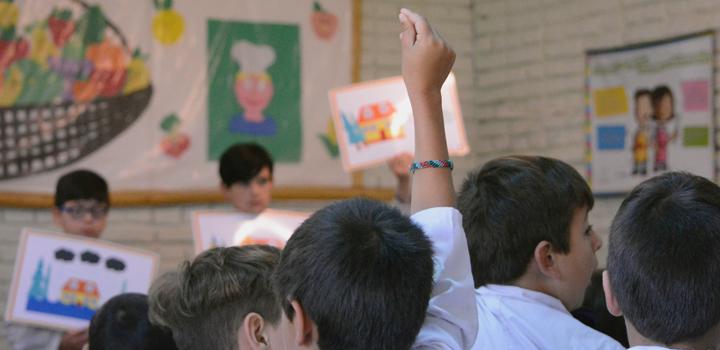 niños en saló de clases recibiendo curso de formación integral de riesgos 