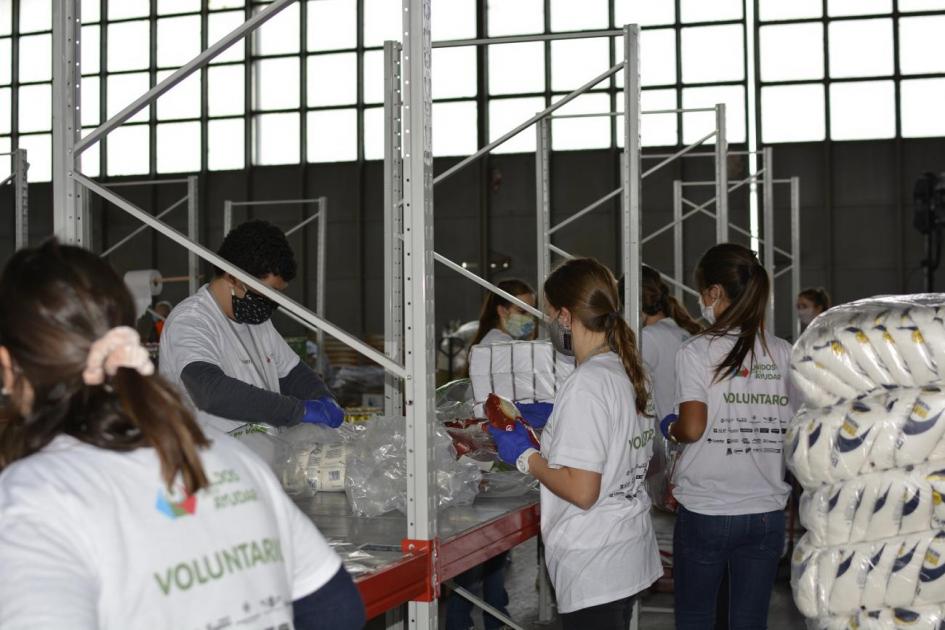 Decenas de personas voluntarias trabajan honorariamente en las instalaciones del Aeropuerto Internacional de Carrasco para cumplir con el objetivo de armar 60 mil canastas