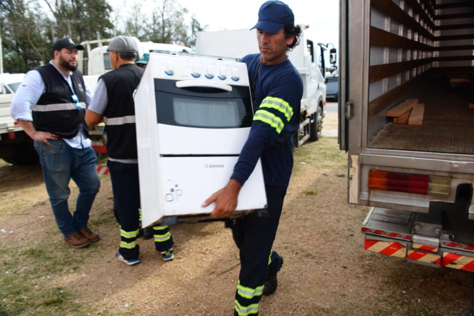 Personal del Sinae descargando insumos de la donación. Personal del Sinae descargando insumos de la donación.