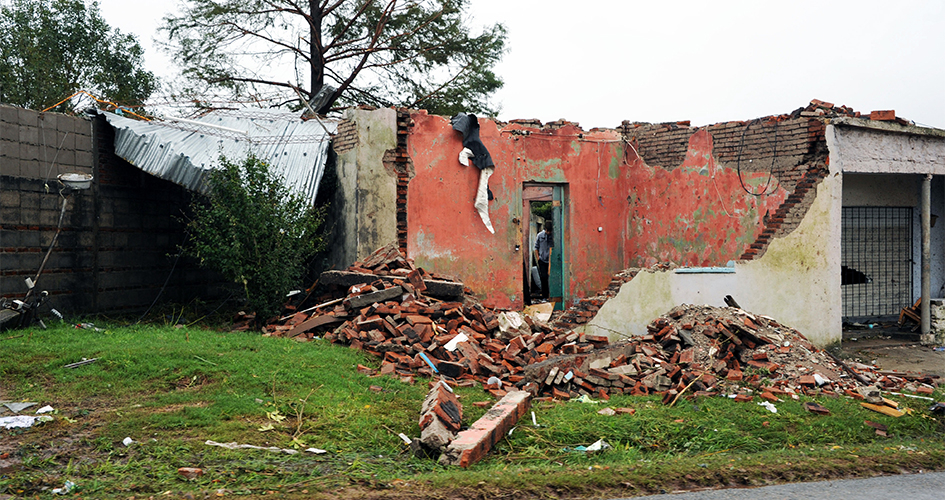 Fuente: Presidencia - Tornado en la ciudad de Dolores 15 de abril de 2016 Tornado en la ciudad de Dolores 15 de abril de 2016