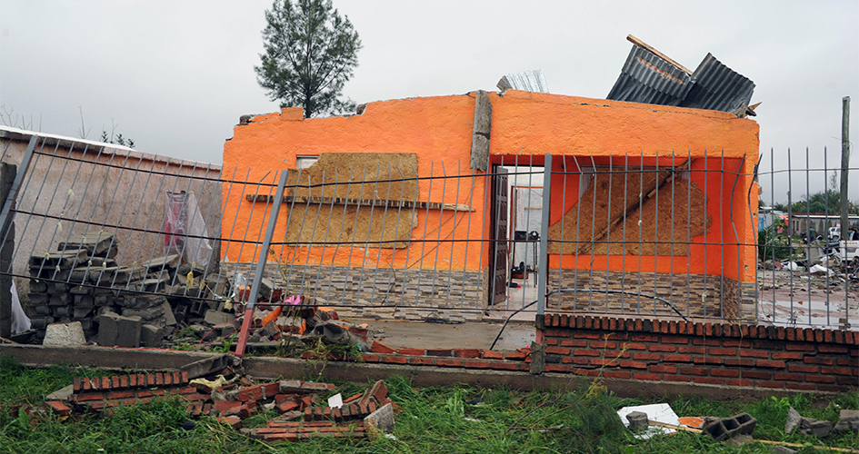 Fuente: Presidencia - Tornado en la ciudad de Dolores 15 de abril de 2016 Tornado en la ciudad de Dolores 15 de abril de 2016