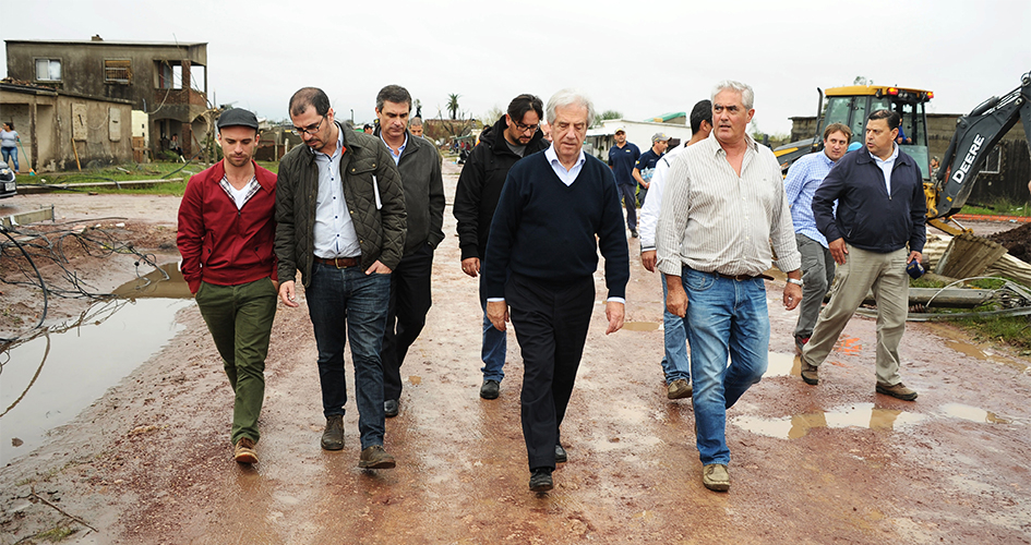 Fuente: Presidencia - Tornado en la ciudad de Dolores 15 de abril de 2016 Tornado en la ciudad de Dolores 15 de abril de 2016