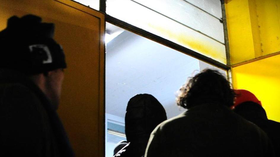 Presidencia: personas ingresando al Centro de Evacuados instalado en el Palacio Peñarol