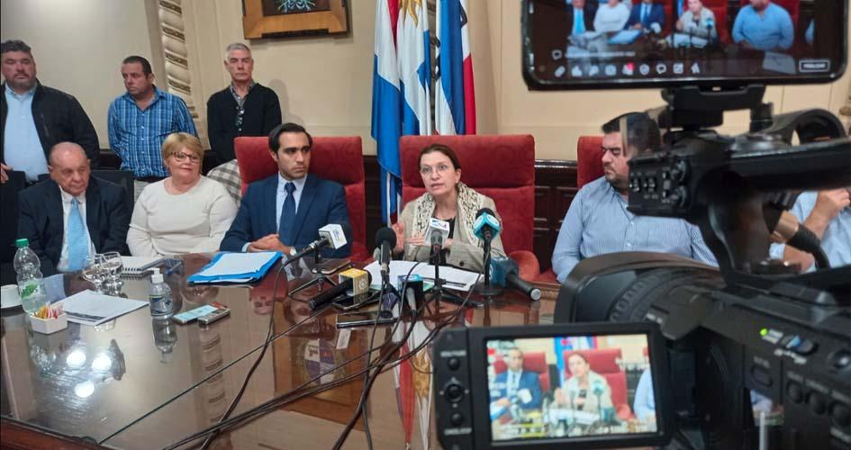 Reunión del Comité de Emergencias Departamental (CDE), convocada en la Intendencia de Paysandú Reunión del Comité de Emergencias Departamental (CDE), convocada en la Intendencia de Paysandú