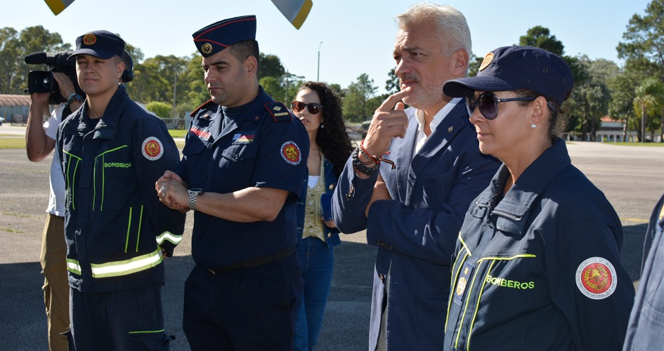 Salida de misión de apoyo de bomberos ante incendios en Chile