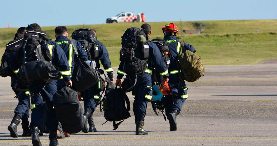 Salida de misión de apoyo de bomberos ante incendios en Chile