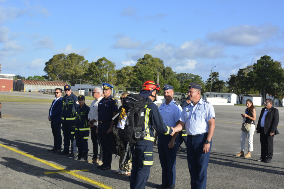 Contingente de bomberos llega a Uruguay desde Chile
