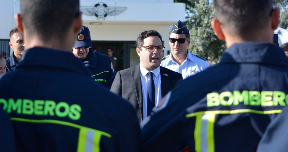 Salida de misión de apoyo de bomberos ante incendios en Chile