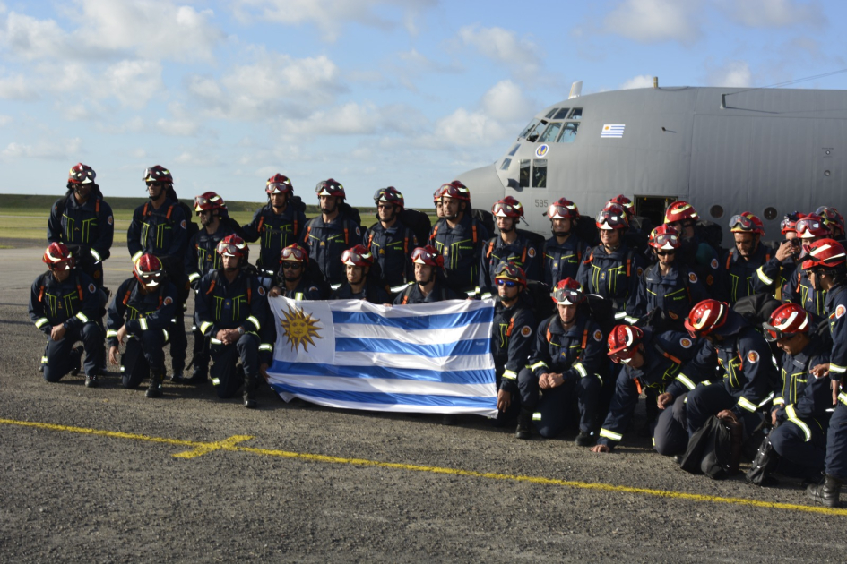 Contingente de bomberos llega a Uruguay desde Chile