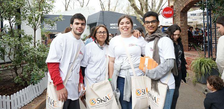 Voluntariado en expo prado 4 Personas voluntarias con indumentaria del sinae en expo prado