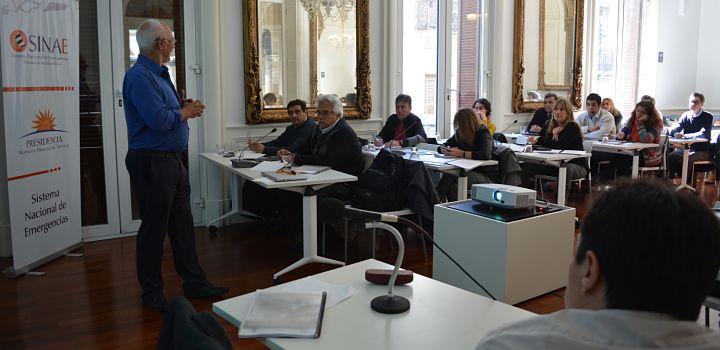 Encuentro técnico sobre gestión del riesgo de desastre, acción climática e inversión pública Técnicos recibiendo capacitación de un experto