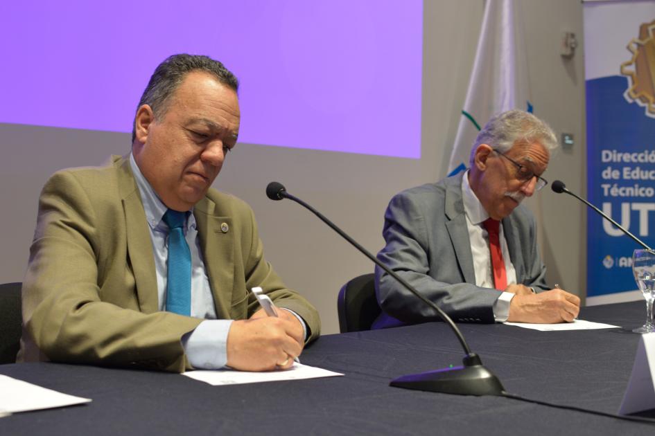 Firma del convenio entre Sinae y DGETP-UTU