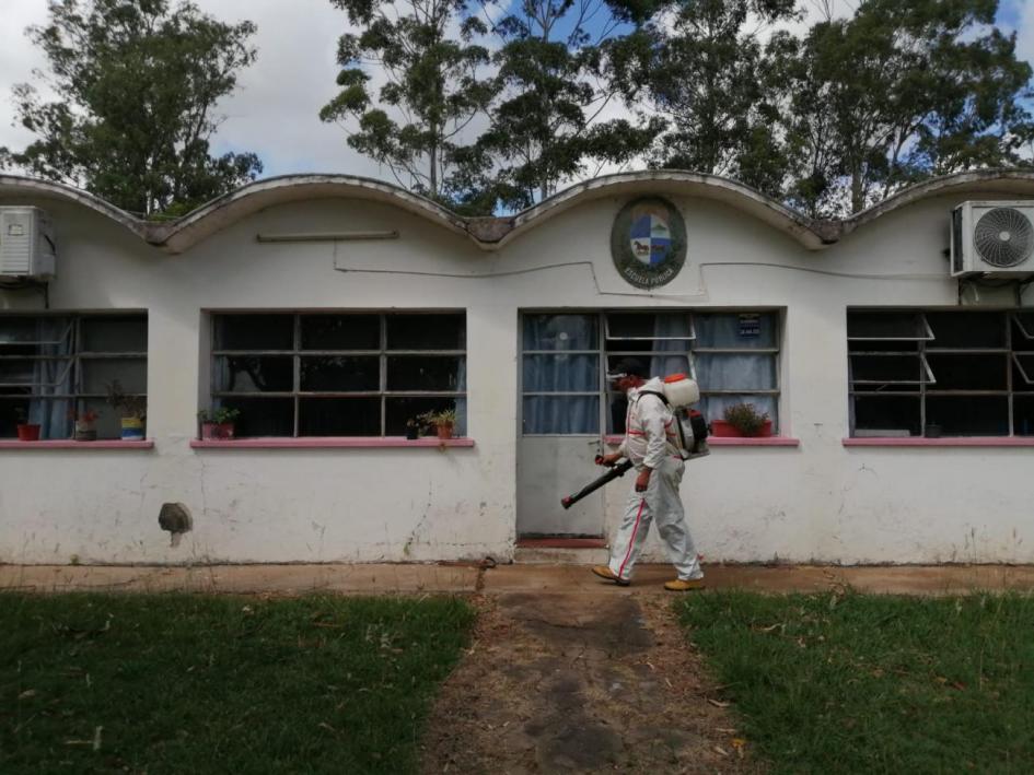 Tareas de desinfección preventiva en escuelas rurales de Soriano Tareas de desinfección preventiva en escuelas rurales de Soriano