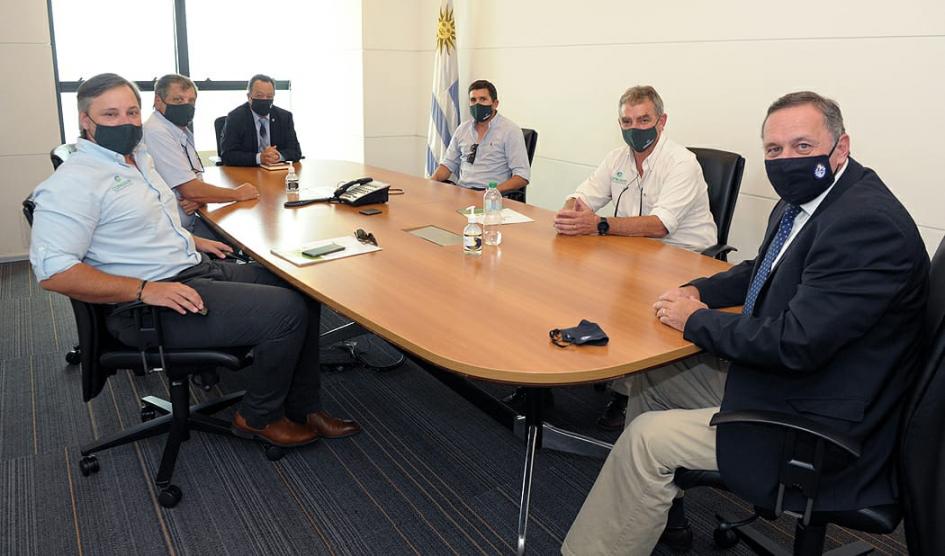 Autoridades de Presidencia y del Sinae junto a referentes de Copagran haciendo efectiva la donación Autoridades de Presidencia y del Sinae junto a referentes de Copagran haciendo efectiva la donación