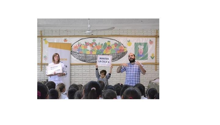 Capacitación con docentes rurales en Gestión Integral del Riesgo Una maestra, un integrante de SINAE y un alumno al frente del aula durante una capacitación