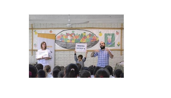 Una maestra, un integrante de SINAE y un alumno al frente del aula durante una capacitación