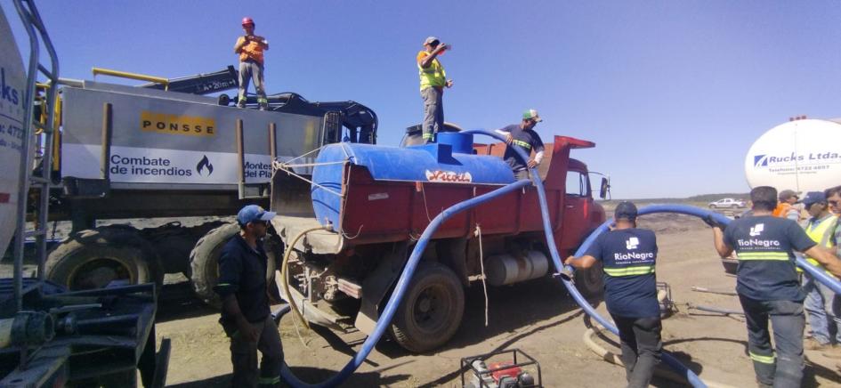 Personal de distintas instituciones trabajando para combatir el incendio en Río Negro - Foto: Cecoed