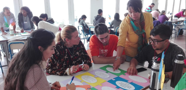Se inicia proceso de capacitación de personas voluntarias personas voluntarias realizando una actividad en torno a una mesa
