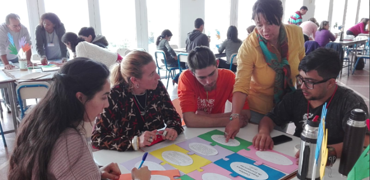 personas voluntarias realizando una actividad en torno a una mesa