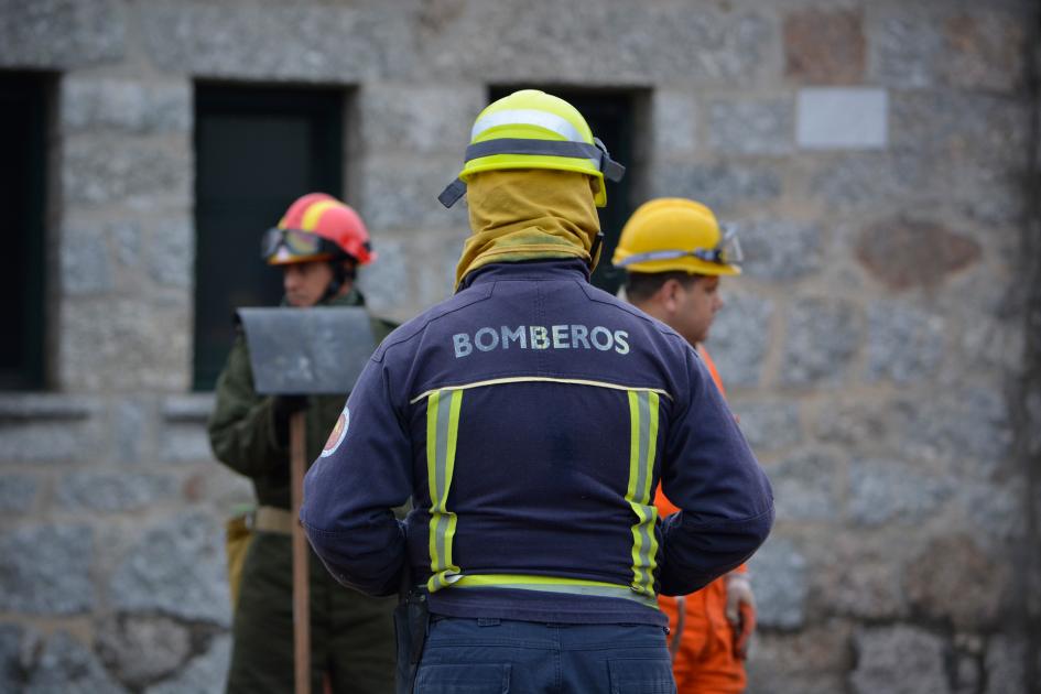 Bombero instructor observa preparativos para ejercicios prácticos del curso Bombero instructor observa preparativos para ejercicios prácticos del curso
