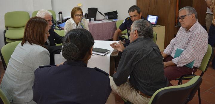 Personas de diversos organismos reunidas en torno a una mesa planificando una simulación