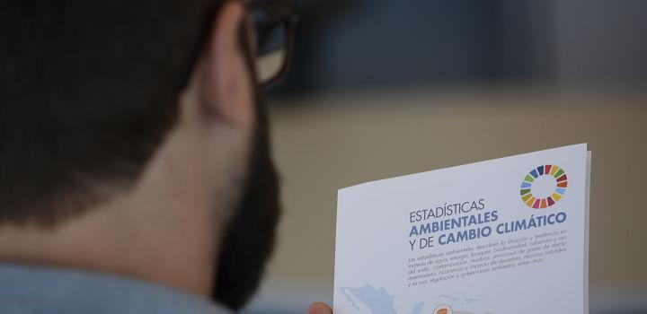 Taller Estadísticas e indicadores de cambio climático, eventos extremos y desastres. Persona leyendo documento