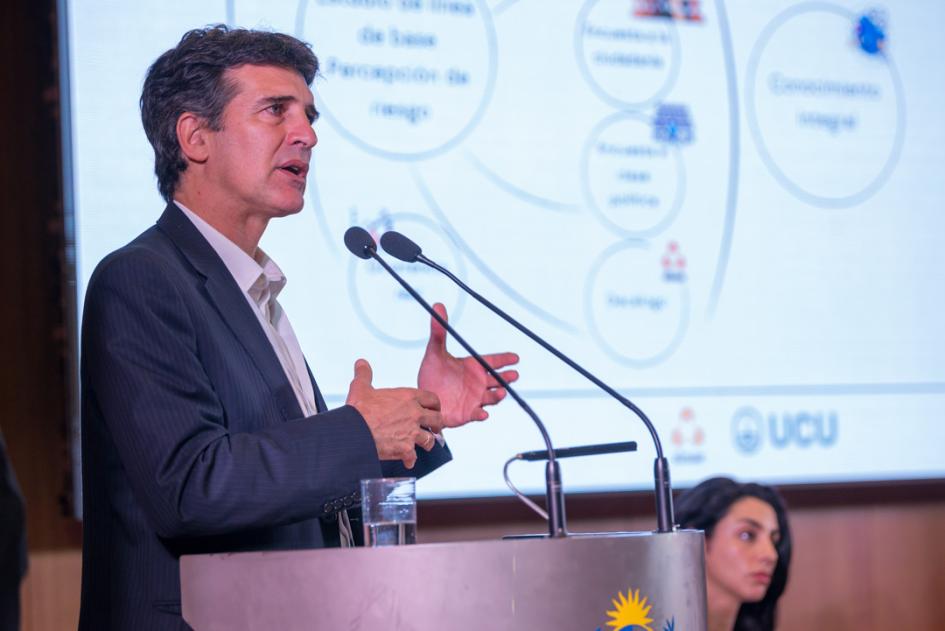 Ignacio Suasnabar presentando el estudio de percepción social del riesgo en Uruguay Ignacio Suasnabar presentando el estudio de percepción social del riesgo en Uruguay