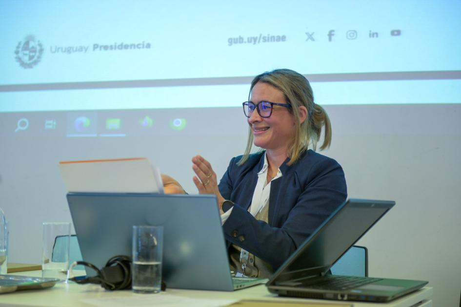 Paola Castro realizando una primera evaluación del taller