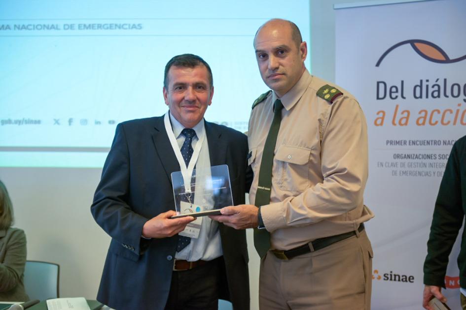 Adolfo Cuello recibe reconocimiento de parte de Nicolas González en nombre de la DNE del Sinae