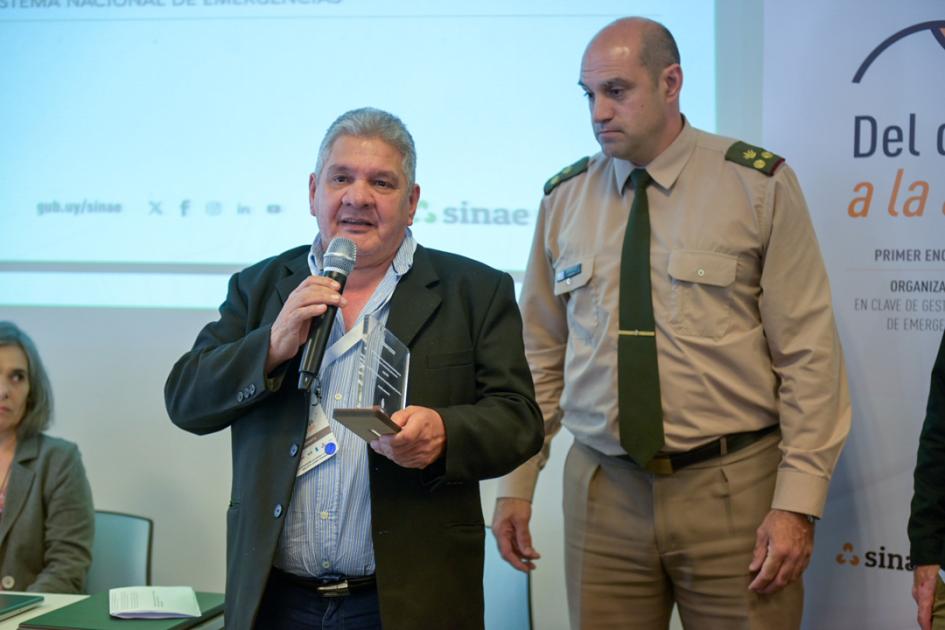 Jorge Cuello recibe reconocimiento de parte de Nicolas González en nombre de la DNE del Sinae