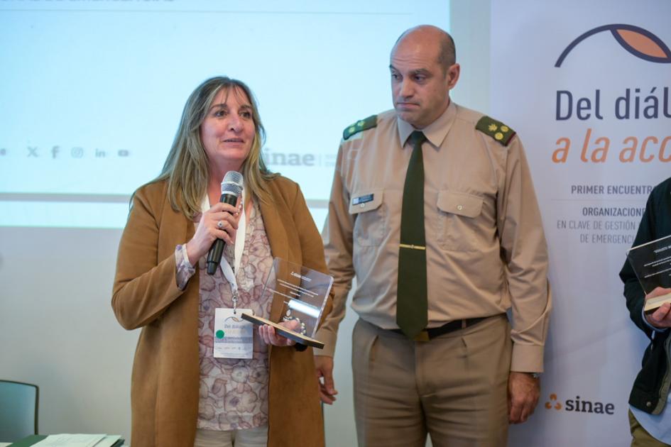 Alejandra Rivero recibe reconocimiento de parte de Nicolas González en nombre de la DNE del Sinae