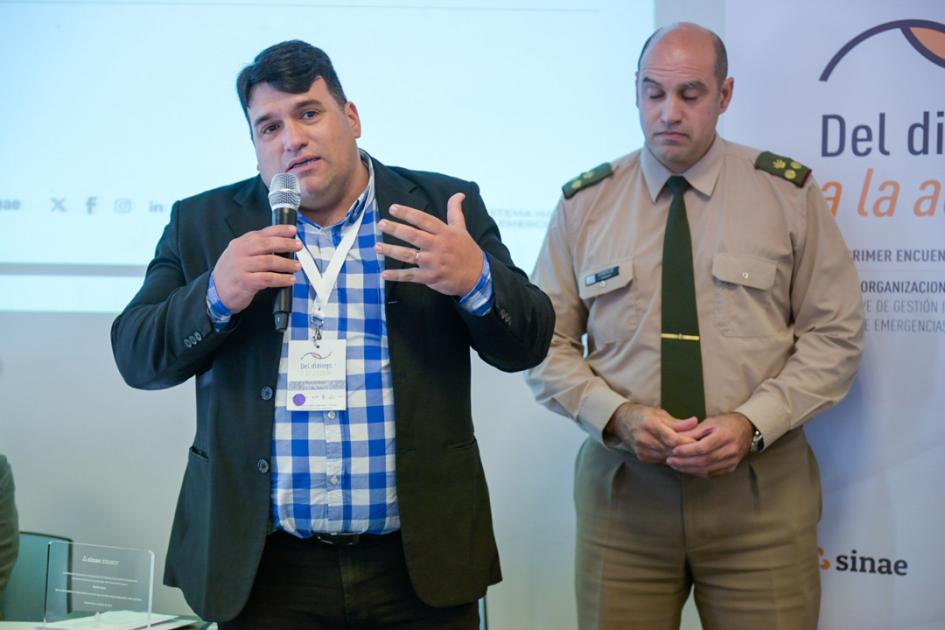 Falvio Scott recibe reconocimiento de parte de Nicolas González en nombre de la DNE del Sinae