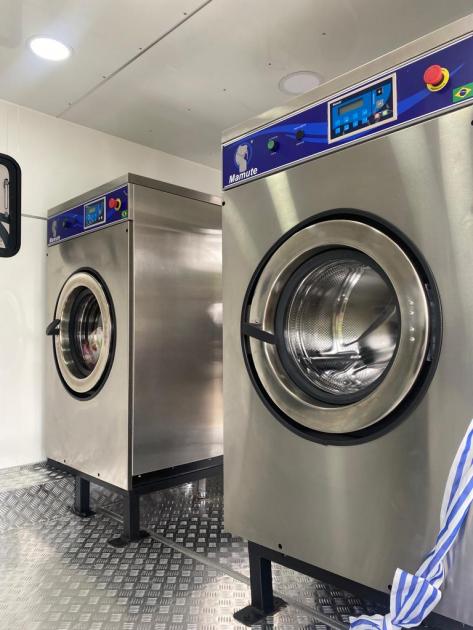 Equipamiento disponible dentro de la unidad móvil de lavandería de ADRA