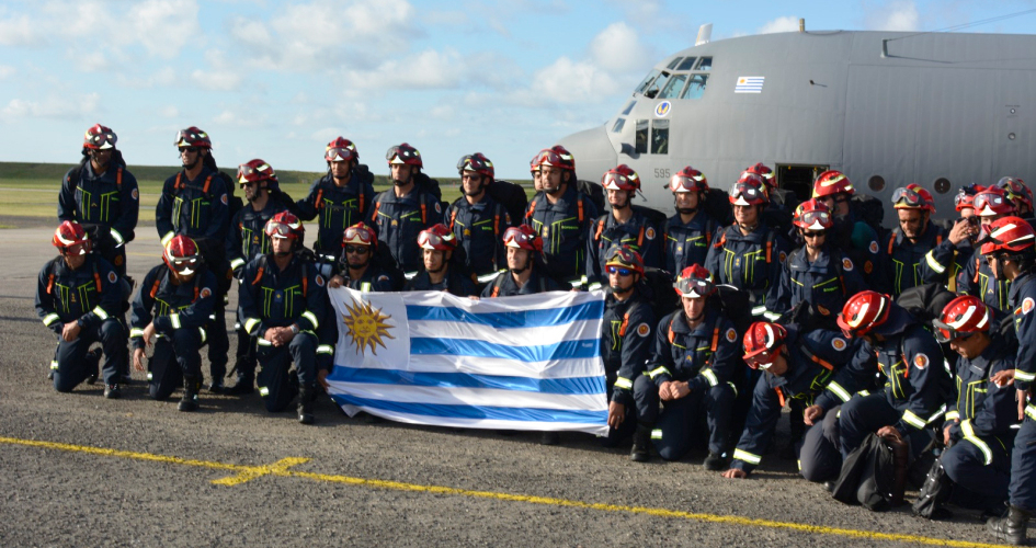 Contingente de bomberos llega a Uruguay desde Chile