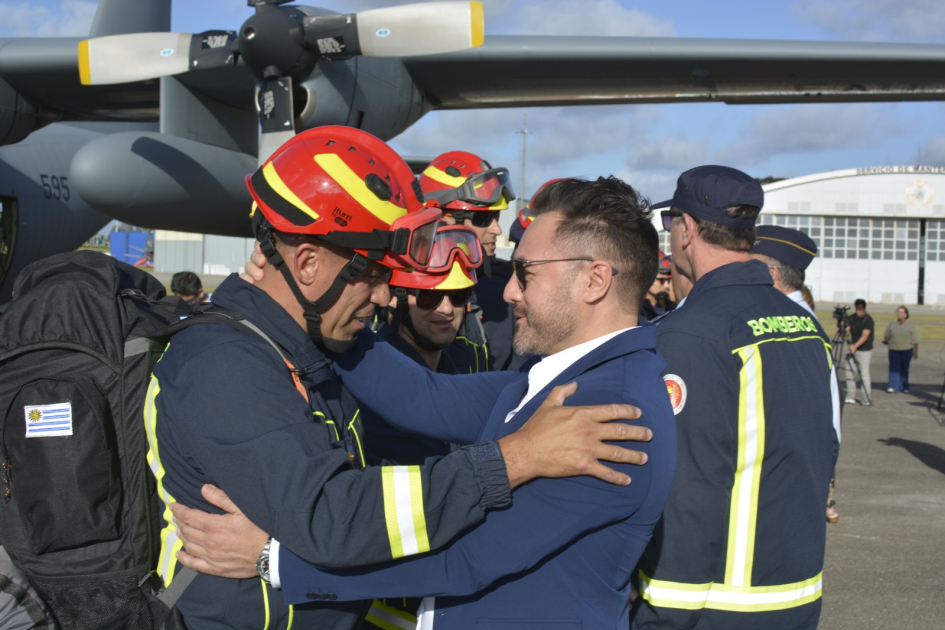 Contingente de bomberos llega a Uruguay desde Chile