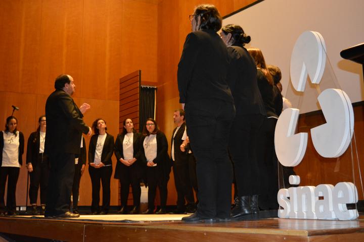 Cierre de la celebración de los 10 años del Sinae con la actuación del Coro Afines y Afines Cierre de la celebración de los 10 años del Sinae con la actuación del Coro Afines y Afines