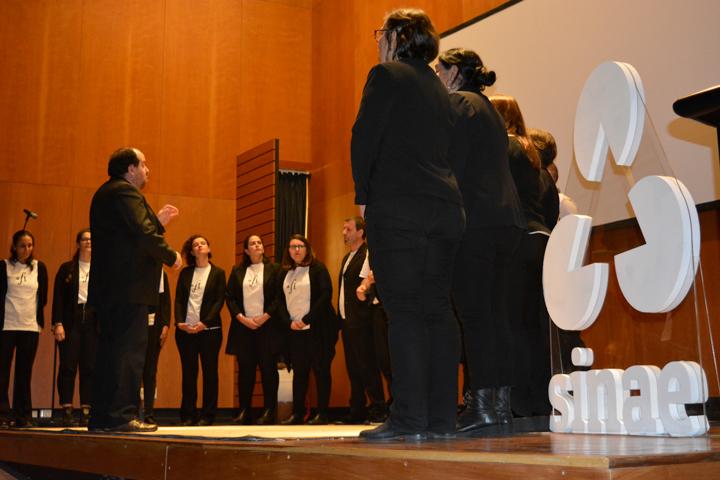 Cierre de la celebración de los 10 años del Sinae con la actuación del Coro Afines y Afines 