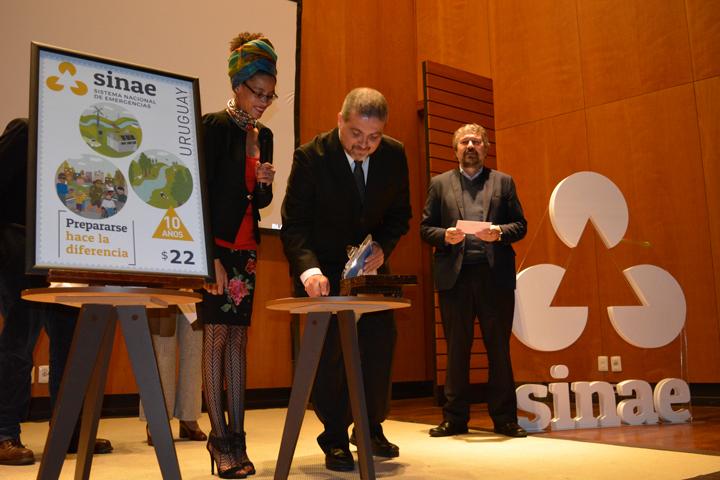 Solange Moreira (Presidenta del Correo Uruguayo) y Fernando Travesa (Director Nacional del Sinae) descubren sello conmemorativo de los 10 años del Sinae